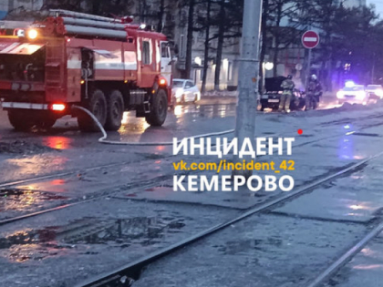 Легковушка загорелась на проезжей части на Кузнецком проспекте в Кемерове