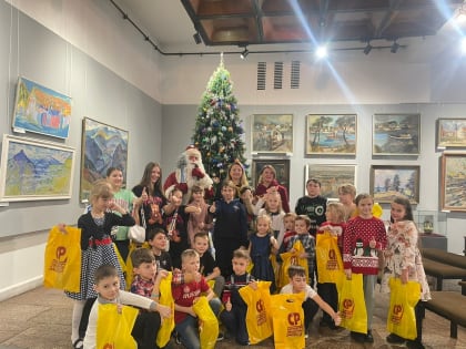 В Новокузнецке социалисты в рамках акции "Справедливая елка" поздравили детей из малообеспеченных семей с Новым годом и Рождеством