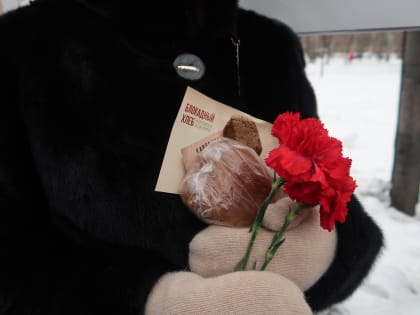 Сегодня работники Территориального Фонда ОМС Кемеровской области – Кузбасса возложили цветы к монументу 