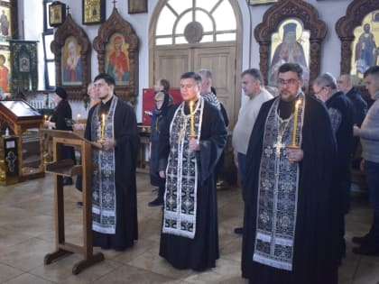 Епископ Новокузнецкий и Таштагольский Владимир совершил повечерие с чтением покаянного канона в Спасо-Преображенском соборе