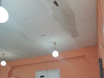 В Новокузнецке в разрушающемся здании центральной библиотеки установили бассейн для сбора воды с протекающей крыши (ФОТО, ВИДЕО)