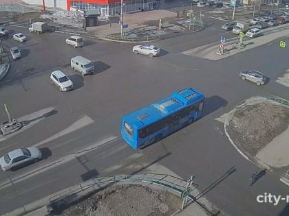 В Новокузнецке автоледи на синем автобусе перепутала сигналы светофора (ВИДЕО)