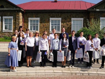 Глава города Кемерово Дмитрий Анисимов вручил юным горожанам паспорта