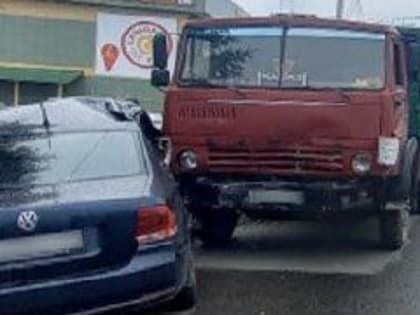 В Кемерове частный оценщик почти на миллион завысил сумму ущерба, нанесённого водителем КАМАЗа автоледи на Фольксвагене