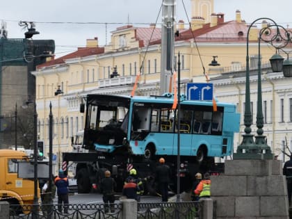 Автобус с пассажирами упал в реку с российского моста, есть погибшие