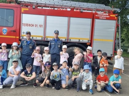 Безопасное лето: сотрудники МЧС России проводят занятия на противопожарную тематику в детских лагерях