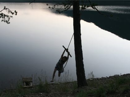 В Кузбассе ребёнок погиб, качаясь на тарзанке