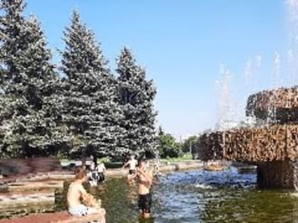 В Новокузнецке позеленела и начала пахнуть вода в фонтане у администрации (ФОТО)