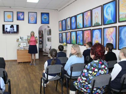 Урок мужества и патриотизма «Был город фронт – была победа» прошёл в Центральной городской библиотеке Мысков.