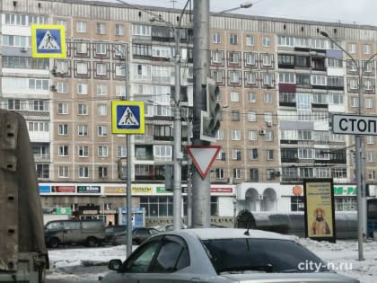 В центре Новокузнецка светофор отвернулся от водителей (ФОТО)