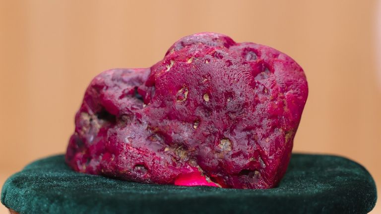 Мьянмарын Мандалай мужаас 2,2 кг бадмаараг эрдэнэ (ruby) олджээ.