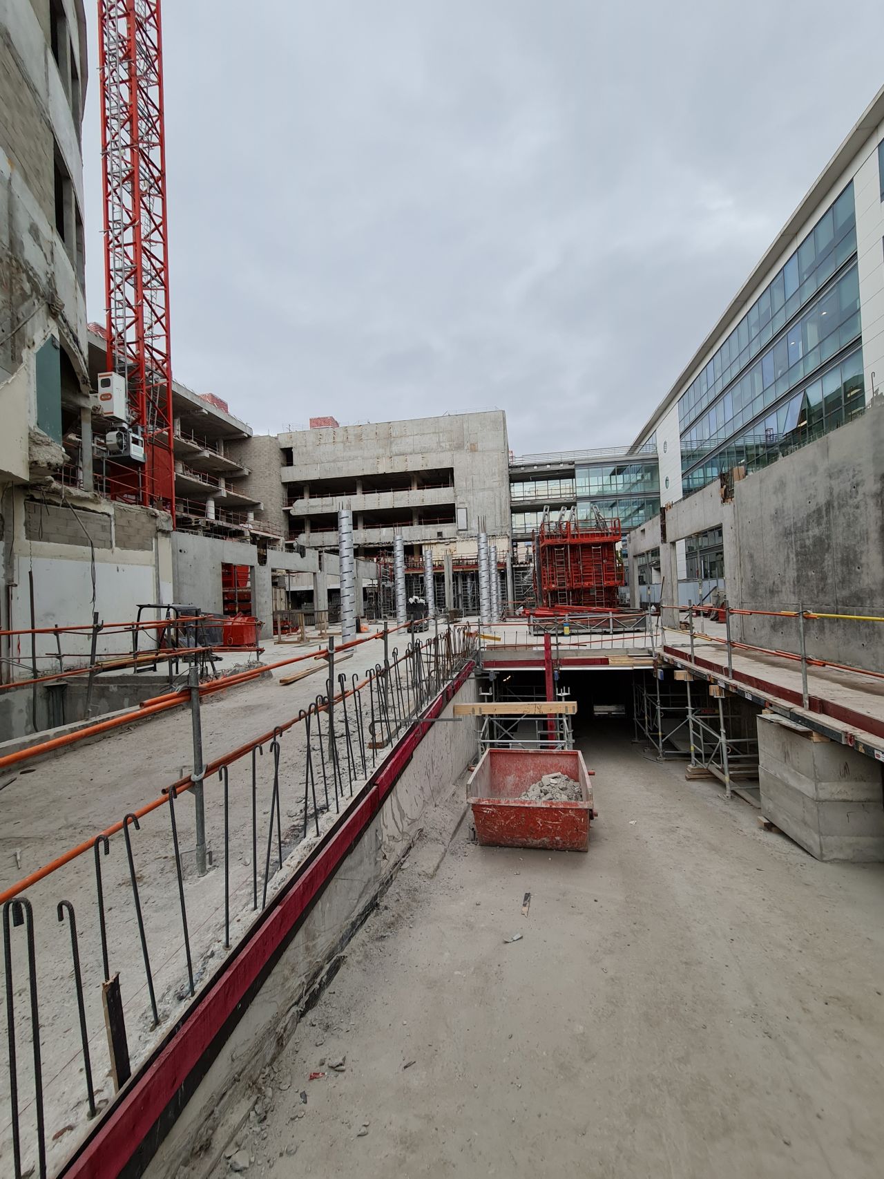 Transformation d’un bâtiment emblématique de l’ouest parisien, l’ancien siège d’Airbus. Situé au 12 rue Pasteur à Suresnes