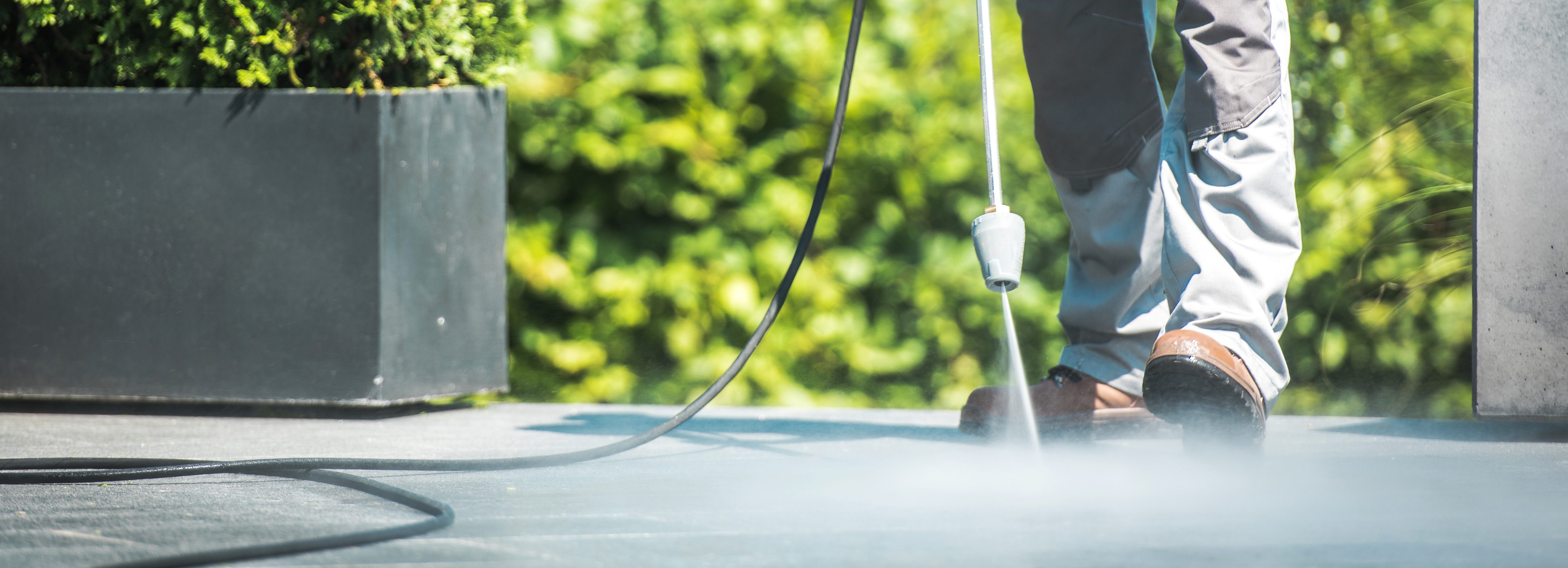 Pour traiter de façon préventive vos surfaces en béton, il existe plusieurs types de produits permettant de lutter contre leur détérioration.