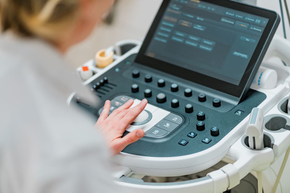 Ärztin bedient das Ultraschallgerät