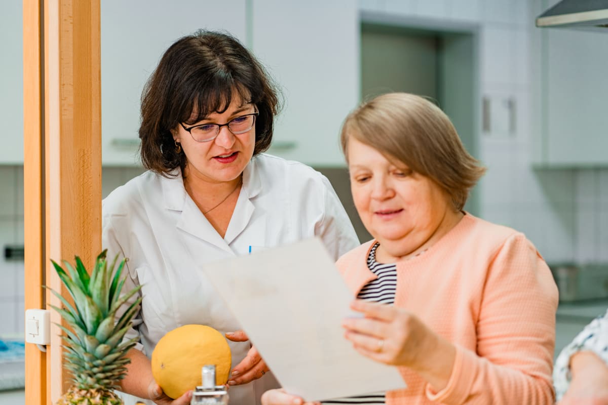 Ernährungsberatung mit frischem Obst