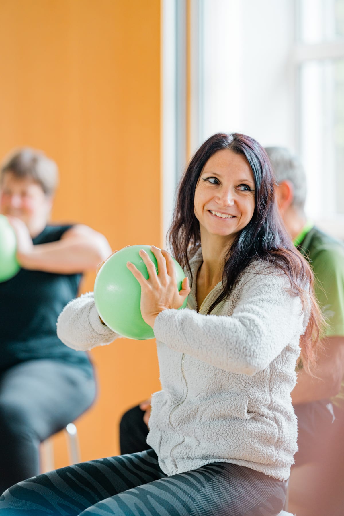 Patientin bei der Gruppengymnastik mit Ball