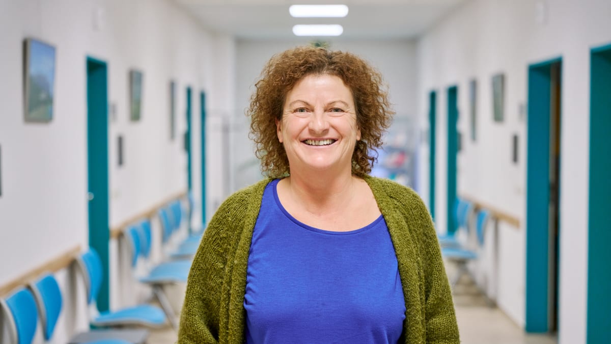 Was diese Frau mit ihren kaputten Händen alles macht!