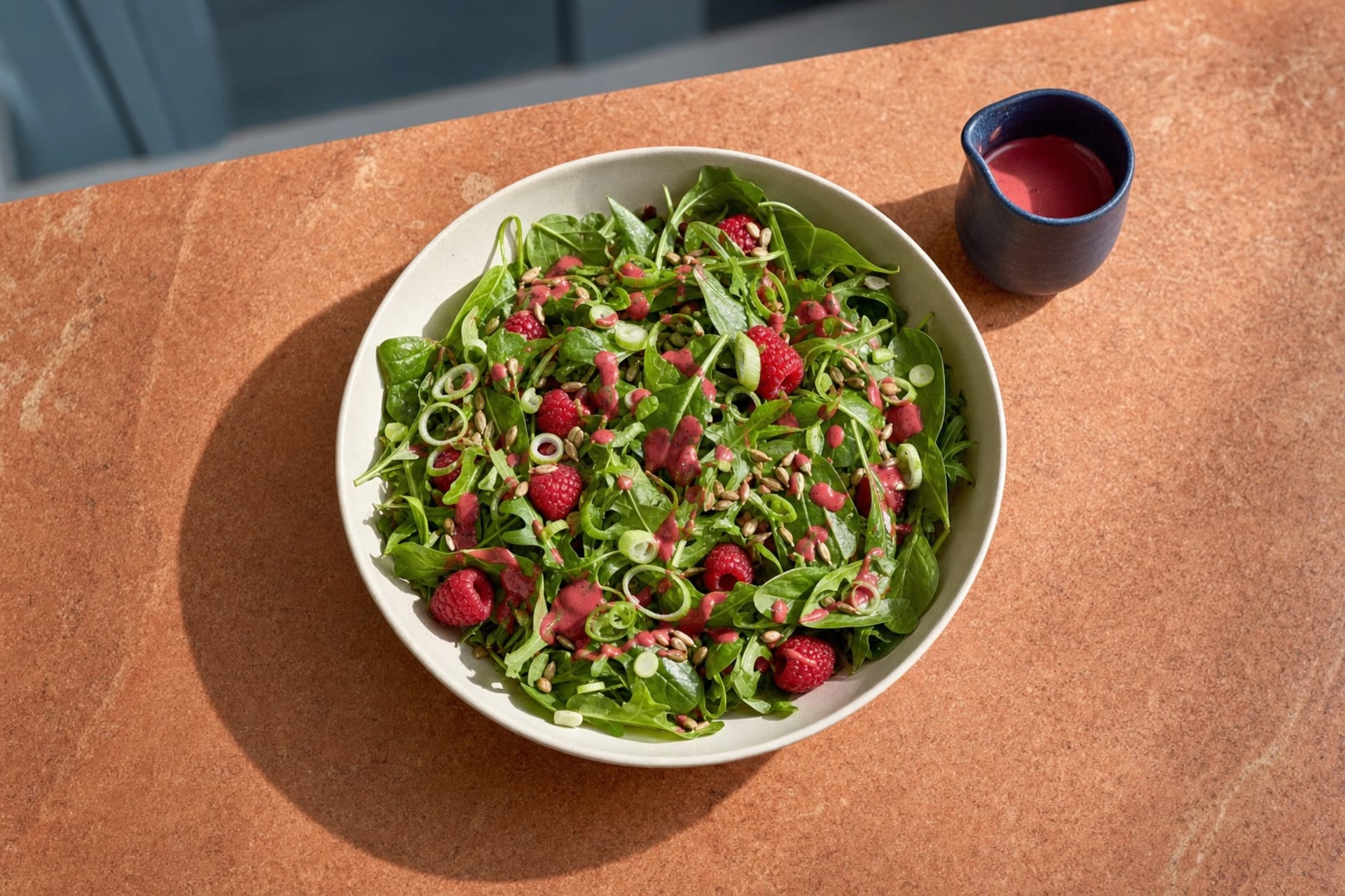 Bunter Salat mit Himbeer-Vinaigrette