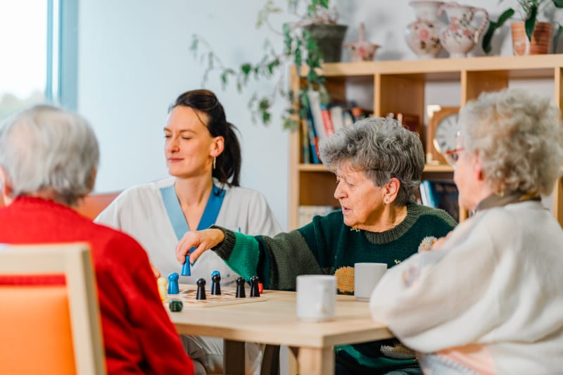 Gesellschaftsspiel im Pflegezentrum