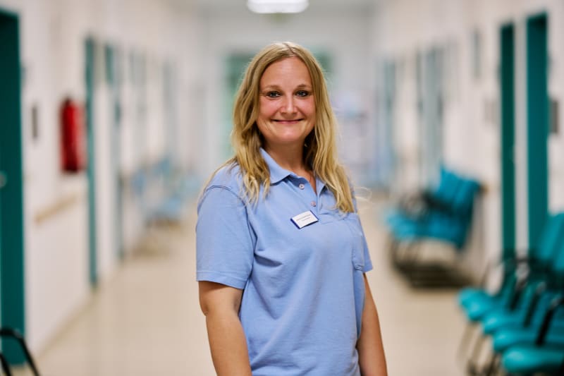 Physiotherapeutin der Klinik an der Weißenburg im Stationsflur