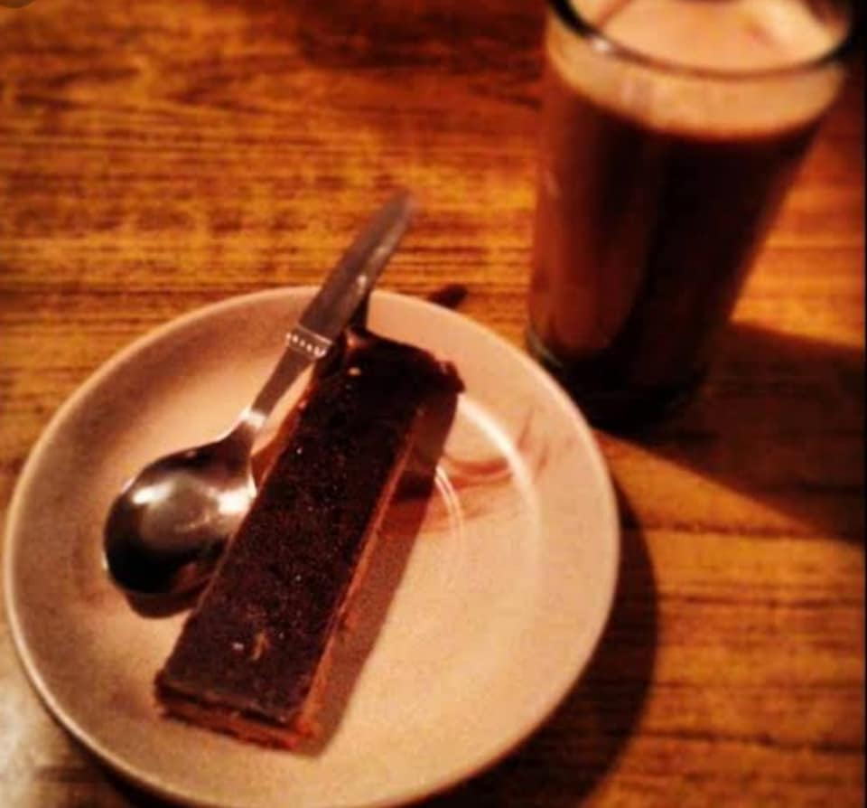A traveller eatting Baghsu Cake 