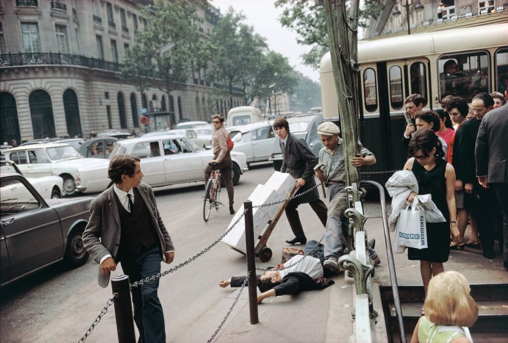 Fallen Man, Paris, 1967 © Joel Meyerowitz