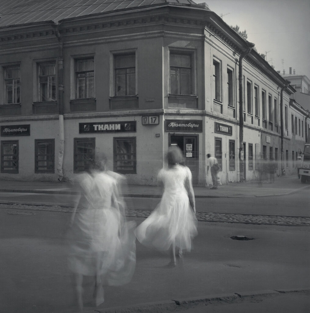 White Dresses, St. Petersburg, 1995 ©Alexey Titarenko