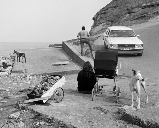 Crabs and People, Skinningrove, North Yorkshire, 1981 ©Chris Killip