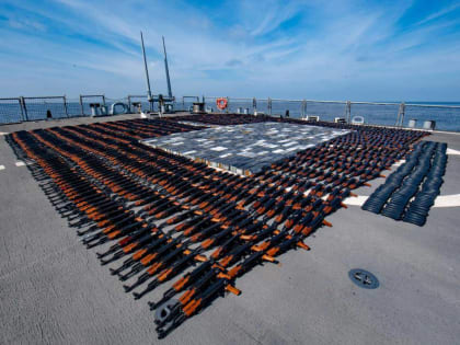 ВМС США перехватили судно с двумя тысячами автоматов Калашникова