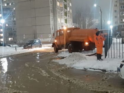 Во Владимире на улице Безыменского из-за аварии на трубопроводе вода хлынула на проезжую часть