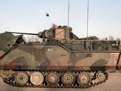 ВС РФ сожгли голландский бронетранспортер YPR-765 в районе Угледара