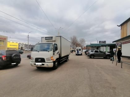 На парковке у магазина женщину сбил грузовик