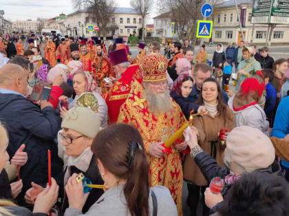 Муромляне встретили Благодатный огонь [ФОТО]