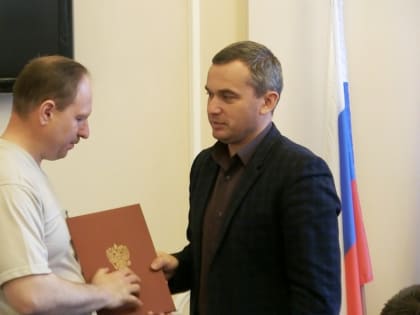 Сотрудника горводоканала поблагодарили за участие в восстановлении объектов жизнедеятельности подшефного Докучаевска