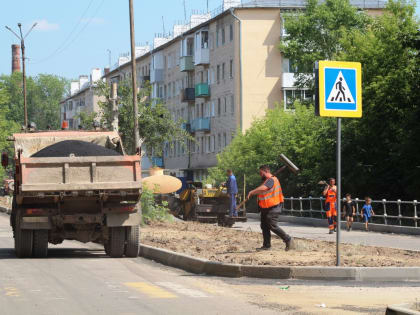 На дороги ложится новый асфальт