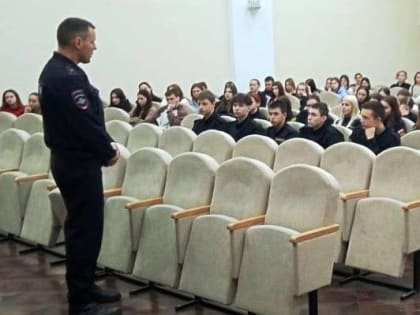 Сотрудники МО МВД России «Гусь-Хрустальный» провели встречу со студентами колледжа