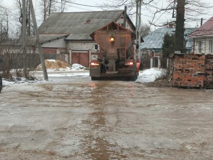Гололед под контролем: обработка дорог и тротуаров продолжается