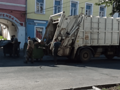 В центре Владимира помыли улицу с хлоркой и прислали новый мусоровоз: "Эффект "ProГород"