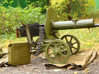 Украинских новобранцев учат обращаться с пулеметом Максим образца 1910 года