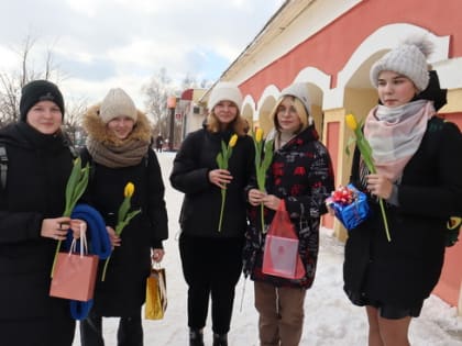 Дарим женщинам цветы!