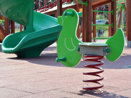 В Меленках прокуратура требует устранить опасные конструкции на детских площадках