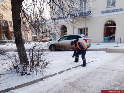 Тротуары и дороги Владимира продолжают очищать от снега