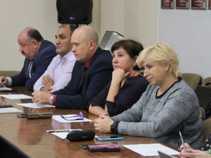 Депутаты подбирали место под Аллею Славы и рекомендовали ускорить создание картинной галереи