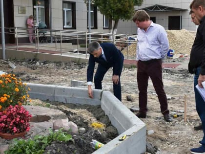 Глава города Алексей Соколов проинспектировал ход выполнения работ по благоустройству территории у здания ДШИ им. М.А. Балакирева по улице Кирова