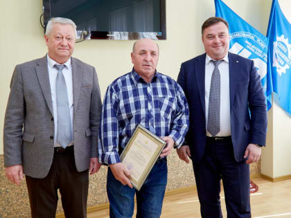 Сотрудников АО «КЭМЗ» наградили почетными грамотами Минпромторга