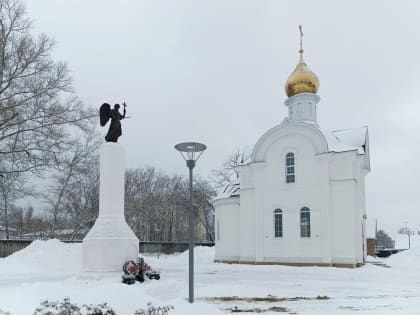 В Гусь-Хрустальном установили колонну со скульптурой Архангела Михаила
