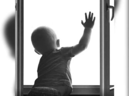 Как защитить ребёнка от падения из окна