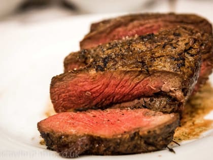 Диетолог Гинзбург призвал отказаться от мяса средней прожарки из-за угрозы паразитов