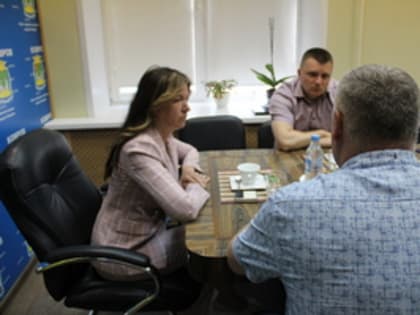 Глава города Елена Фомина и зам.главы администрации Сергей Сидорин встретились с военнослужащим – участником СВО с позывным «летчик».