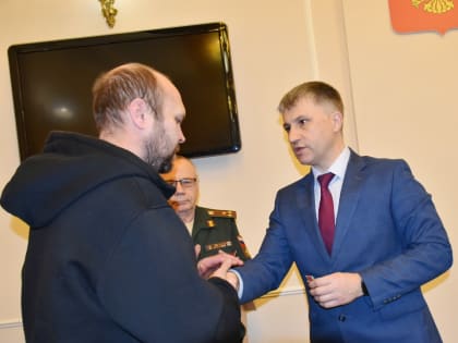 Награда нашла героя: глава города Алексей Соколов вручил медаль Суворова нашему земляку
